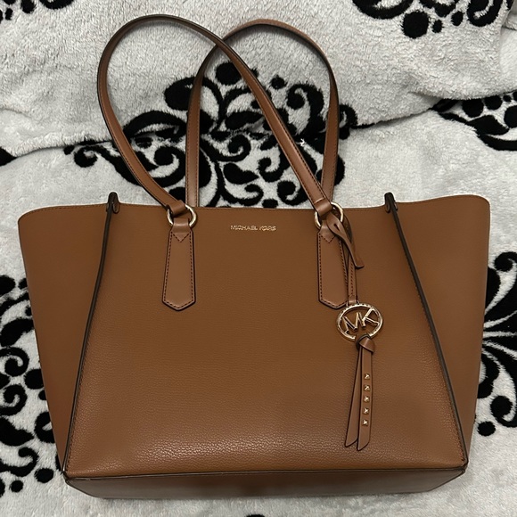 Michael Kors Handbags - Authentic Michael Kors “Kris” Luggage LG TZ Tote! Brown leather with Gold accent